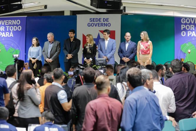 Até a próxima sexta-feira (23), o Governo do Estado está, oficialmente, sediado em Santarém, no oeste paraense. É o programa “Governo Por Todo o Pará”, iniciativa desta gestão, que inaugura a sua primeira edição, deslocando grande parte de sua estrutura e equipes para o município santareno. A programação, cujo objetivo é aproximar o Estado das diferentes regiões e municípios, foi aberta pelo governador Helder Barbalho, no final da manhã desta quarta-feira (20), em cerimônia realizada no auditório do campus Tapajós da Universidade Federal do Oeste do Pará (Ufopa). Participaram da solenidade a primeira-dama do Estado, Daniela Barbalho; o vice-governador, Lúcio Vale, e a esposa, Andréa Vale; deputados estaduais; gestores de órgãos e secretários de Estado; servidores do município de Santarém e representantes de cidades vizinhas, além da população.

FOTO: MARCO SANTOS / AGÊNCIA PARÁ
DATA: 20.03.2019
SANTARÉM - PA
 <div class='credito_fotos'>Foto: Marco Santos / Ag. Pará   |   <a href='/midias/2019/originais/5293bc6e-4a3c-4dff-8bfd-e80f354fefe2.jpg' download><i class='fa-solid fa-download'></i> Download</a></div>