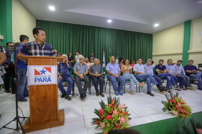 O governador do Pará, Helder Barbalho, e o vice-governador, Lúcio Vale, entregaram, no final da manhã deste sábado (16), 261 títulos de terra para produtores rurais de 18 municípios da região nordeste do Estado, reunidos na cidade de Moju. A solenidade ocorreu no Auditório Municipal Lourival Cristo, no Centro, na presença da prefeita Nilma Lima, vereadores, secretários de Estado, deputados estaduais, federais, e da população mojuense. 

FOTO: MARCO SANTOA / AGÊNCIA PARÁ
DATA: 16.03.2019
MOJU - PA <div class='credito_fotos'>Foto: Marco Santos / Ag. Pará   |   <a href='/midias/2019/originais/52960b5b-b017-4701-81f9-e50d10847e90.jpg' download><i class='fa-solid fa-download'></i> Download</a></div>