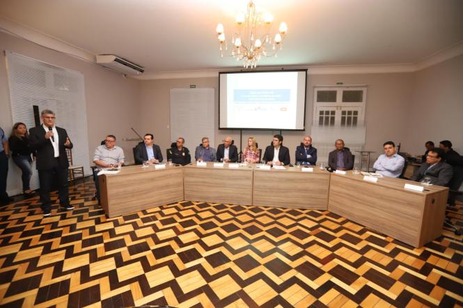 O Governo do Estado do Pará deu início, nesta terça-feira (15), à obra de requalificação da BR-316, que vai promover uma mudança radical naquela que é considerada como a principal via de entrada e saída da capital paraense. Inicialmente, os trabalhos – que se estenderão por um trecho de 10,8 quilômetros, do Entroncamento até Marituba, e envolverão também a implantação de pistas exclusivas para os ônibus, o chamado BRT Metropolitano – vão priorizar a remoção das interferências (como postes e redes mantidas pela concessionária de energia elétrica e empresas de telecomunições) localizadas próximas aos pontos escolhidos para a construção das 13 estações de passageiros e das onze passarelas de pedestres. Também será realizado o início da implantação dos terminais de integração de Ananindeua, Marituba e do Centro de Operações de todo o sistema, a ser erguido na avenida Augusto Montenegro, ao lado da sede do Comando Geral da Polícia Militar do Pará. 

FOTO: MARCO SANTOS/AGÊNCIA PARÁ
DATA: 16.01.2019
BELÉM - PARÁ <div class='credito_fotos'>Foto: Marco Santos / Ag. Pará   |   <a href='/midias/2019/originais/52b1b036-9937-487c-a544-1eebb59593a7.jpg' download><i class='fa-solid fa-download'></i> Download</a></div>