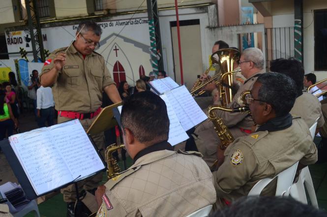 Após sete anos sem documento de identidade, Alice Valente, de 22 anos, aproveitou a ação de cidadania, prevenção e segurança realizada pela Secretaria de Estado de Segurança Pública e Defesa Social (Segup) por meio da Diretoria de Prevenção Social da Violência e Criminalidade (Diprev), para tirar o novo documento. Sem o RG ela conta que teve muitas dificuldades. “Eu não consegui abrir conta em banco, alguns atendimentos eu não conseguia, pois não aceitavam minha carteira de trabalho e agora vai melhorar muito. Eu já vinha tentando tirar meu RG até em outros bairros mais longe e não tive sucesso, até porque com a gestação fiquei sem tempo”, afirmou Alice que também recebeu atendimento pediátrico para a filha. A ação (foto) visa garantir serviços para a população e o diálogo junto aos órgãos de Segurança. O encontro oportuniza, ainda, o debate dos problemas que rondam as comunidades, assim como traçar medidas de prevenção, a fim de reduzir a criminalidade.

FOTO: ELIELSON MODESTO / ASCOM SEGUP
DATA: 05.01.2019
 <div class='credito_fotos'>Foto: Elielson Modesto / Ascom Segup   |   <a href='/midias/2019/originais/52b2a0d2-b8e3-4346-a5e6-ae44f87a51b7.jpg' download><i class='fa-solid fa-download'></i> Download</a></div>