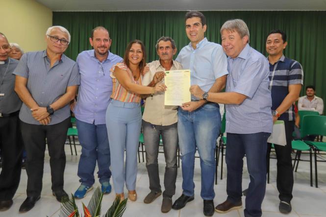 O governador do Pará, Helder Barbalho, e o vice-governador, Lúcio Vale, entregaram, no final da manhã deste sábado (16), 261 títulos de terra para produtores rurais de 18 municípios da região nordeste do Estado, reunidos na cidade de Moju. A solenidade ocorreu no Auditório Municipal Lourival Cristo, no Centro, na presença da prefeita Nilma Lima, vereadores, secretários de Estado, deputados estaduais, federais, e da população mojuense. 

FOTO: MARCO SANTOA / AGÊNCIA PARÁ
DATA: 16.03.2019
MOJU - PA <div class='credito_fotos'>Foto: Marco Santos / Ag. Pará   |   <a href='/midias/2019/originais/52d2ca49-73a0-4d5a-8af7-e15bf7332b93.jpg' download><i class='fa-solid fa-download'></i> Download</a></div>
