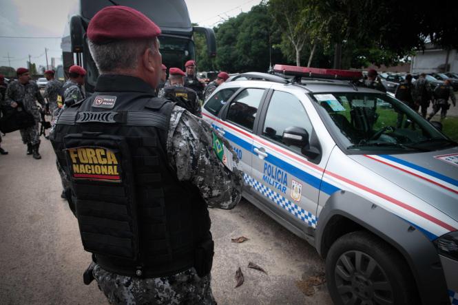A tropa da Força Nacional começa a chegar no Pará nesta sexta-feira (22). Os agentes chegam a Belém por diversas rotas e meios, em dias alternados, vindos de Itaituba, no sudoeste paraense; do estado de Sergipe, no nordeste brasileiro; e de Brasília, Distrito Federal. Todos os 200 agentes e as 40 viaturas deverão se reunir, na próxima segunda-feira (25) quando ocorrerá uma solenidade de apresentação que marcará o início das atividades da Força Nacional na Região Metropolitana de Belém (RMB).

FOTO: FERNANDO ARAÚJO / AGÊNCIA PARÁ
DATA:22.03.2019
BELÉM - PARÁ <div class='credito_fotos'>Foto: Fernando Araújo/Ag. Pará   |   <a href='/midias/2019/originais/52ea40f7-7f2e-4a59-8bb0-8722493f6081.jpg' download><i class='fa-solid fa-download'></i> Download</a></div>