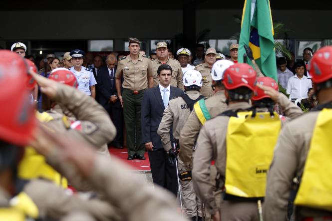 O governador Helder Barbalho empossou, na tarde desta sexta-feira (11), em Belém, o novo comandante-geral do Corpo de Bombeiros do Pará, Coronel QOBM Hayman Apolo Gomes de Souza, que também assumiu a coordenação da Defesa Civil Estadual. Até então, o Coronel Hayman – que tem 49 anos de idade e 26 anos de serviços prestados ao Corpo de Bombeiros – exercia a função de diretor de serviços técnicos da corporação.  

FOTO: THIAGO GOMES/ AG. PARÁ
DATA: 12.01.2019
BELÉM - PARÁ <div class='credito_fotos'>Foto: Thiago Gomes /Ag. Pará   |   <a href='/midias/2019/originais/52f7344b-a2e5-406e-9d19-10562d8c3db9.jpg' download><i class='fa-solid fa-download'></i> Download</a></div>
