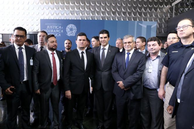 O município de Ananindeua, na região metropolitana de Belém, foi um dos cinco selecionados no Brasil para receber a implementação de um projeto piloto, realizado pelo Ministério da Justiça, na área da segurança pública e promoção social. O anúncio foi feito, na manhã desta quarta-feira (15), pelo governador Helder Barbalho, durante o lançamento do Programa Nacional de Enfrentamento à Criminalidade Violenta que acontece em Brasília (DF).

FOTO: JAILSON SAM / DIVULGAÇÃO
DATA: 15.05.2019
BRASÍLIA - DF <div class='credito_fotos'>Foto: Jailson Sam / Divulgação   |   <a href='/midias/2019/originais/52ff1378-0b38-4821-8c14-09e3fb96bc56.jpg' download><i class='fa-solid fa-download'></i> Download</a></div>