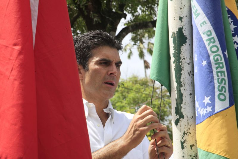 O governador Helder Barbalho participou, na manhã desta quinta-feira (15), em Abaetetuba, no Baixo Tocantins, da solenidade em comemoração aos 124 anos da cidade. Acompanhado do prefeito do município, Alcides Negrão, deputados e vereadores, foi realizado um ato solene. Na ocasião, foi assinado um convênio no valor de R$ 10 milhões entre Governo do Estado e Prefeitura Municipal para investimentos em pavimentação asfáltica e drenagem superficial das ruas de Abaetetuba. <div class='credito_fotos'>Foto: JADER PAES / AG. PARÁ   |   <a href='/midias/2019/originais/5303__v5o9701.jpg' download><i class='fa-solid fa-download'></i> Download</a></div>