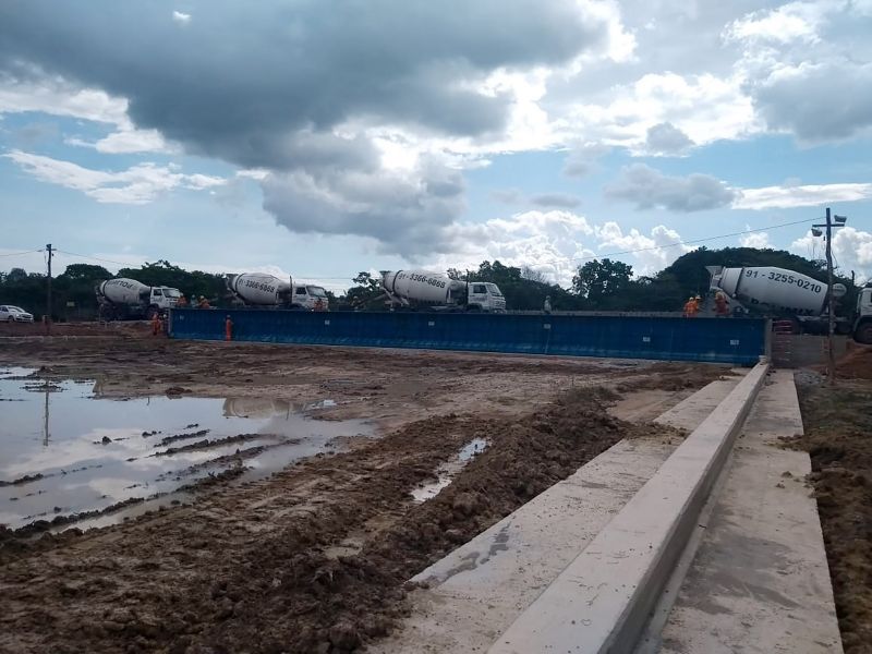 A Secretaria de Estado de Transportes (Setran) iniciou de fato, este mês, os serviços para construção da ponte sobre o rio Meruú no km 49 da rodovia PA-151, que terá 560,88 metros de extensão e está localizada no município de Igarapé-Miri, região do Baixo Tocantins. <div class='credito_fotos'>Foto: ASCOM / SETRAN   |   <a href='/midias/2019/originais/5306_foto.jpg' download><i class='fa-solid fa-download'></i> Download</a></div>