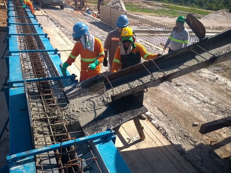 A Secretaria de Estado de Transportes (Setran) iniciou de fato, este mês, os serviços para construção da ponte sobre o rio Meruú no km 49 da rodovia PA-151, que terá 560,88 metros de extensão e está localizada no município de Igarapé-Miri, região do Baixo Tocantins. <div class='credito_fotos'>Foto: ASCOM / SETRAN   |   <a href='/midias/2019/originais/5306_foto3.jpg' download><i class='fa-solid fa-download'></i> Download</a></div>