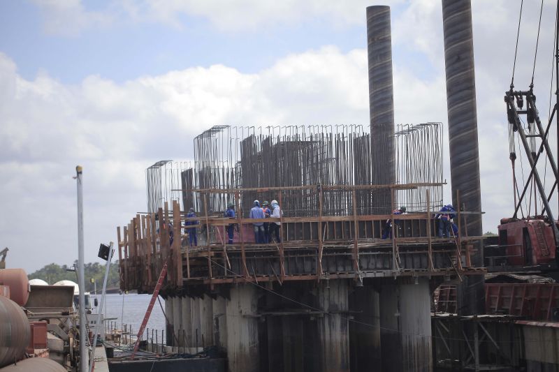 A construção de parte da estrutura da ponte Rio Moju - no complexo da Alça Viária - já está na fase de concretagem do bloco do mastro, que servirá de base para os pilares que suportarão o piso da ponte onde passarão os veículos, o chamado tabuleiro ou estrado. <div class='credito_fotos'>Foto: Maycon Nunes / Ag. Pará   |   <a href='/midias/2019/originais/5309__mg_2976.jpg' download><i class='fa-solid fa-download'></i> Download</a></div>