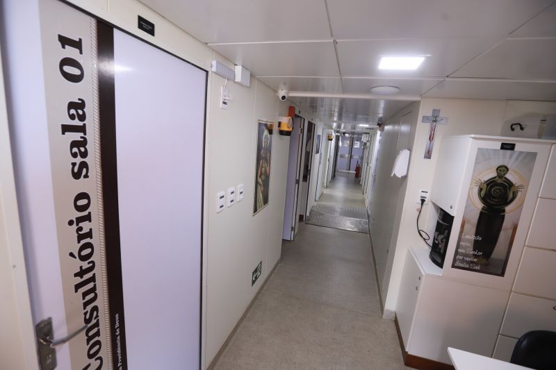 Saúde por todo o Pará! Pensando nisso, o Governo do Estado assinou, na manhã desta segunda-feira (19), um termo de fomento com a Associação Lar São Francisco de Assis na Providência de Deus para oficializar as ações de atendimento médico e odontológico, exames e outros serviços de saúde que serão levados à população ribeirinha pelo barco Papa Francisco.  <div class='credito_fotos'>Foto: Marco Santos / Ag. Pará   |   <a href='/midias/2019/originais/5310_image00004.jpg' download><i class='fa-solid fa-download'></i> Download</a></div>