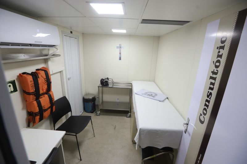 Saúde por todo o Pará! Pensando nisso, o Governo do Estado assinou, na manhã desta segunda-feira (19), um termo de fomento com a Associação Lar São Francisco de Assis na Providência de Deus para oficializar as ações de atendimento médico e odontológico, exames e outros serviços de saúde que serão levados à população ribeirinha pelo barco Papa Francisco.  <div class='credito_fotos'>Foto: Marco Santos / Ag. Pará   |   <a href='/midias/2019/originais/5310_image00006.jpg' download><i class='fa-solid fa-download'></i> Download</a></div>