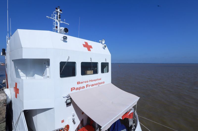 Saúde por todo o Pará! Pensando nisso, o Governo do Estado assinou, na manhã desta segunda-feira (19), um termo de fomento com a Associação Lar São Francisco de Assis na Providência de Deus para oficializar as ações de atendimento médico e odontológico, exames e outros serviços de saúde que serão levados à população ribeirinha pelo barco Papa Francisco.  <div class='credito_fotos'>Foto: Marco Santos / Ag. Pará   |   <a href='/midias/2019/originais/5310_image00013.jpg' download><i class='fa-solid fa-download'></i> Download</a></div>