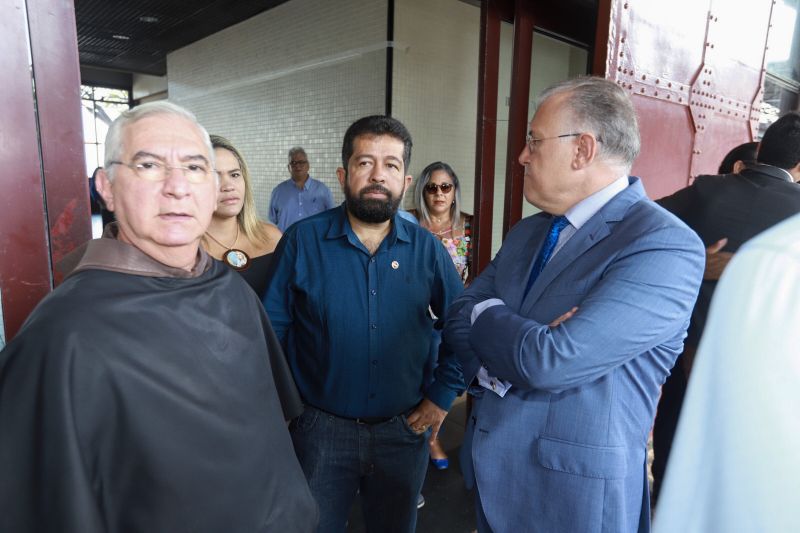 Saúde por todo o Pará! Pensando nisso, o Governo do Estado assinou, na manhã desta segunda-feira (19), um termo de fomento com a Associação Lar São Francisco de Assis na Providência de Deus para oficializar as ações de atendimento médico e odontológico, exames e outros serviços de saúde que serão levados à população ribeirinha pelo barco Papa Francisco.  <div class='credito_fotos'>Foto: Marco Santos / Ag. Pará   |   <a href='/midias/2019/originais/5310_image00016.jpg' download><i class='fa-solid fa-download'></i> Download</a></div>