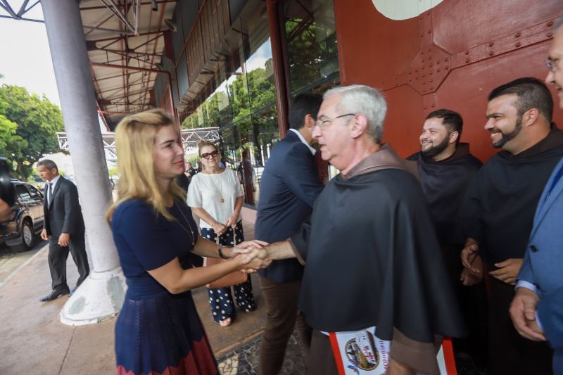 Saúde por todo o Pará! Pensando nisso, o Governo do Estado assinou, na manhã desta segunda-feira (19), um termo de fomento com a Associação Lar São Francisco de Assis na Providência de Deus para oficializar as ações de atendimento médico e odontológico, exames e outros serviços de saúde que serão levados à população ribeirinha pelo barco Papa Francisco.  <div class='credito_fotos'>Foto: Marco Santos / Ag. Pará   |   <a href='/midias/2019/originais/5310_image00017.jpg' download><i class='fa-solid fa-download'></i> Download</a></div>