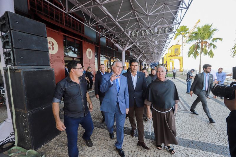 Saúde por todo o Pará! Pensando nisso, o Governo do Estado assinou, na manhã desta segunda-feira (19), um termo de fomento com a Associação Lar São Francisco de Assis na Providência de Deus para oficializar as ações de atendimento médico e odontológico, exames e outros serviços de saúde que serão levados à população ribeirinha pelo barco Papa Francisco.  <div class='credito_fotos'>Foto: Marco Santos / Ag. Pará   |   <a href='/midias/2019/originais/5310_image00019.jpg' download><i class='fa-solid fa-download'></i> Download</a></div>