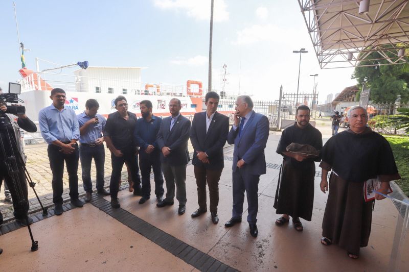 Saúde por todo o Pará! Pensando nisso, o Governo do Estado assinou, na manhã desta segunda-feira (19), um termo de fomento com a Associação Lar São Francisco de Assis na Providência de Deus para oficializar as ações de atendimento médico e odontológico, exames e outros serviços de saúde que serão levados à população ribeirinha pelo barco Papa Francisco.  <div class='credito_fotos'>Foto: Marco Santos / Ag. Pará   |   <a href='/midias/2019/originais/5310_image00022.jpg' download><i class='fa-solid fa-download'></i> Download</a></div>