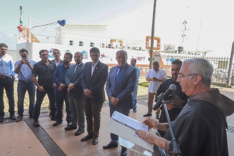 Saúde por todo o Pará! Pensando nisso, o Governo do Estado assinou, na manhã desta segunda-feira (19), um termo de fomento com a Associação Lar São Francisco de Assis na Providência de Deus para oficializar as ações de atendimento médico e odontológico, exames e outros serviços de saúde que serão levados à população ribeirinha pelo barco Papa Francisco.  <div class='credito_fotos'>Foto: Marco Santos / Ag. Pará   |   <a href='/midias/2019/originais/5310_image00023.jpg' download><i class='fa-solid fa-download'></i> Download</a></div>