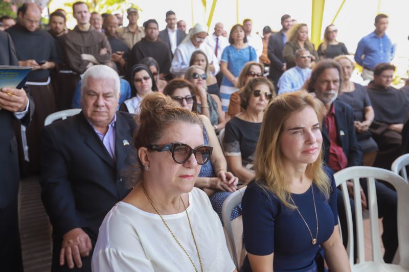 Saúde por todo o Pará! Pensando nisso, o Governo do Estado assinou, na manhã desta segunda-feira (19), um termo de fomento com a Associação Lar São Francisco de Assis na Providência de Deus para oficializar as ações de atendimento médico e odontológico, exames e outros serviços de saúde que serão levados à população ribeirinha pelo barco Papa Francisco.  <div class='credito_fotos'>Foto: Marco Santos / Ag. Pará   |   <a href='/midias/2019/originais/5310_image00025.jpg' download><i class='fa-solid fa-download'></i> Download</a></div>