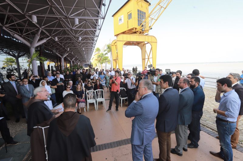 Saúde por todo o Pará! Pensando nisso, o Governo do Estado assinou, na manhã desta segunda-feira (19), um termo de fomento com a Associação Lar São Francisco de Assis na Providência de Deus para oficializar as ações de atendimento médico e odontológico, exames e outros serviços de saúde que serão levados à população ribeirinha pelo barco Papa Francisco.  <div class='credito_fotos'>Foto: Marco Santos / Ag. Pará   |   <a href='/midias/2019/originais/5310_image00027.jpg' download><i class='fa-solid fa-download'></i> Download</a></div>