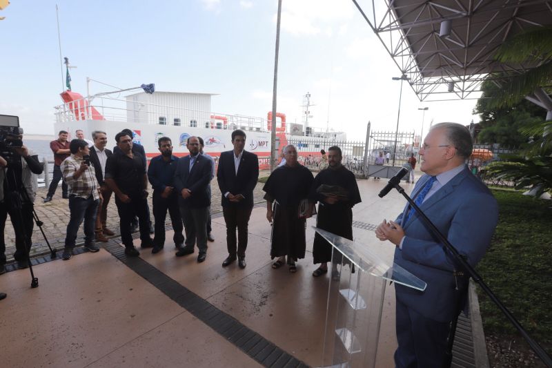 Saúde por todo o Pará! Pensando nisso, o Governo do Estado assinou, na manhã desta segunda-feira (19), um termo de fomento com a Associação Lar São Francisco de Assis na Providência de Deus para oficializar as ações de atendimento médico e odontológico, exames e outros serviços de saúde que serão levados à população ribeirinha pelo barco Papa Francisco.  <div class='credito_fotos'>Foto: Marco Santos / Ag. Pará   |   <a href='/midias/2019/originais/5310_image00029.jpg' download><i class='fa-solid fa-download'></i> Download</a></div>