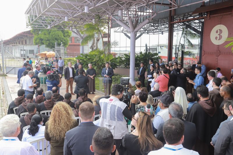 Saúde por todo o Pará! Pensando nisso, o Governo do Estado assinou, na manhã desta segunda-feira (19), um termo de fomento com a Associação Lar São Francisco de Assis na Providência de Deus para oficializar as ações de atendimento médico e odontológico, exames e outros serviços de saúde que serão levados à população ribeirinha pelo barco Papa Francisco.  <div class='credito_fotos'>Foto: Marco Santos / Ag. Pará   |   <a href='/midias/2019/originais/5310_image00032.jpg' download><i class='fa-solid fa-download'></i> Download</a></div>