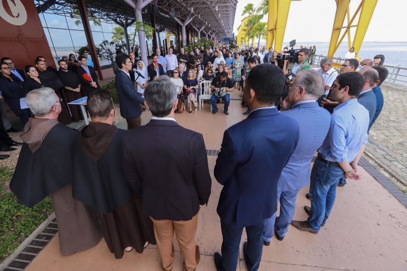 Saúde por todo o Pará! Pensando nisso, o Governo do Estado assinou, na manhã desta segunda-feira (19), um termo de fomento com a Associação Lar São Francisco de Assis na Providência de Deus para oficializar as ações de atendimento médico e odontológico, exames e outros serviços de saúde que serão levados à população ribeirinha pelo barco Papa Francisco.  <div class='credito_fotos'>Foto: Marco Santos / Ag. Pará   |   <a href='/midias/2019/originais/5310_image00033.jpg' download><i class='fa-solid fa-download'></i> Download</a></div>