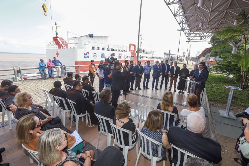 Saúde por todo o Pará! Pensando nisso, o Governo do Estado assinou, na manhã desta segunda-feira (19), um termo de fomento com a Associação Lar São Francisco de Assis na Providência de Deus para oficializar as ações de atendimento médico e odontológico, exames e outros serviços de saúde que serão levados à população ribeirinha pelo barco Papa Francisco.  <div class='credito_fotos'>Foto: Marco Santos / Ag. Pará   |   <a href='/midias/2019/originais/5310_image00040.jpg' download><i class='fa-solid fa-download'></i> Download</a></div>