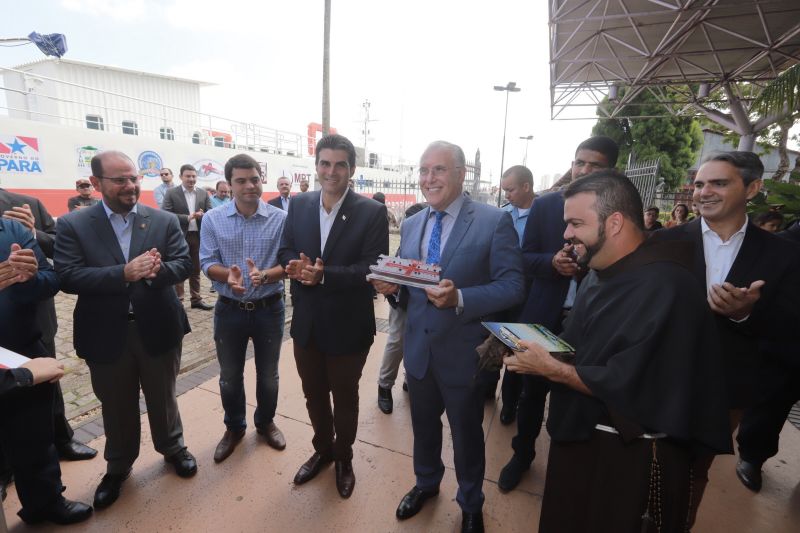 Saúde por todo o Pará! Pensando nisso, o Governo do Estado assinou, na manhã desta segunda-feira (19), um termo de fomento com a Associação Lar São Francisco de Assis na Providência de Deus para oficializar as ações de atendimento médico e odontológico, exames e outros serviços de saúde que serão levados à população ribeirinha pelo barco Papa Francisco.  <div class='credito_fotos'>Foto: Marco Santos / Ag. Pará   |   <a href='/midias/2019/originais/5310_image00044.jpg' download><i class='fa-solid fa-download'></i> Download</a></div>