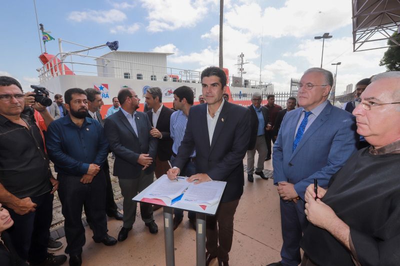 Saúde por todo o Pará! Pensando nisso, o Governo do Estado assinou, na manhã desta segunda-feira (19), um termo de fomento com a Associação Lar São Francisco de Assis na Providência de Deus para oficializar as ações de atendimento médico e odontológico, exames e outros serviços de saúde que serão levados à população ribeirinha pelo barco Papa Francisco.  <div class='credito_fotos'>Foto: Marco Santos / Ag. Pará   |   <a href='/midias/2019/originais/5310_image00045.jpg' download><i class='fa-solid fa-download'></i> Download</a></div>