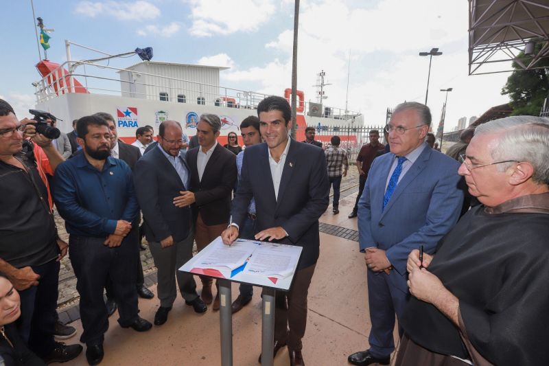 Saúde por todo o Pará! Pensando nisso, o Governo do Estado assinou, na manhã desta segunda-feira (19), um termo de fomento com a Associação Lar São Francisco de Assis na Providência de Deus para oficializar as ações de atendimento médico e odontológico, exames e outros serviços de saúde que serão levados à população ribeirinha pelo barco Papa Francisco.  <div class='credito_fotos'>Foto: Marco Santos / Ag. Pará   |   <a href='/midias/2019/originais/5310_image00046.jpg' download><i class='fa-solid fa-download'></i> Download</a></div>