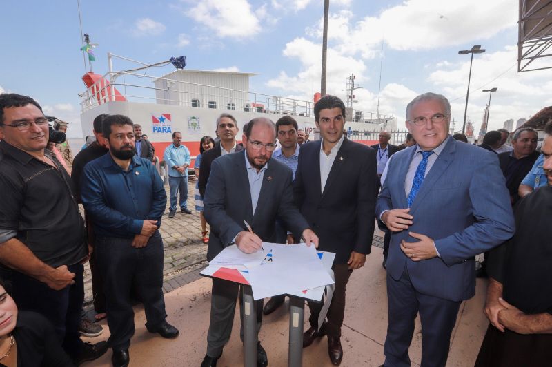 Saúde por todo o Pará! Pensando nisso, o Governo do Estado assinou, na manhã desta segunda-feira (19), um termo de fomento com a Associação Lar São Francisco de Assis na Providência de Deus para oficializar as ações de atendimento médico e odontológico, exames e outros serviços de saúde que serão levados à população ribeirinha pelo barco Papa Francisco.  <div class='credito_fotos'>Foto: Marco Santos / Ag. Pará   |   <a href='/midias/2019/originais/5310_image00051.jpg' download><i class='fa-solid fa-download'></i> Download</a></div>