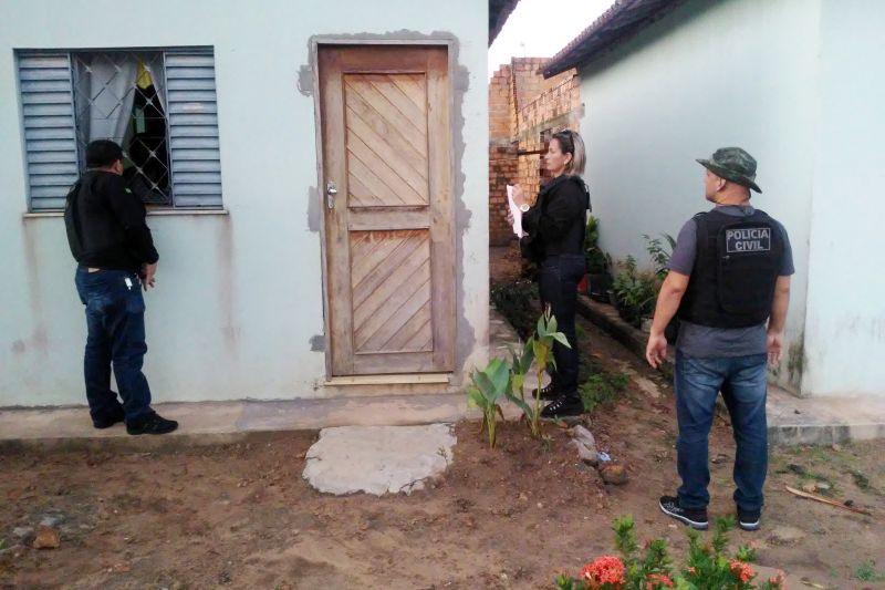 A Polícia Civil prendeu 19 agentes da Guarda Municipal de Castanhal, nordeste paraense, em cumprimento a mandados judiciais de prisão, durante a operação denominada "Modelo", deflagrada na madrugada desta terça-feira (20), em sete cidades paraenses. Todos são investigados por envolvimento em um homicídio ocorrido no ano passado, em Castanhal. Os presos foram conduzidos para a Delegacia-Geral, em Belém, onde foram apresentadas outras informações sobre a operação policial, no final da manhã, em entrevista coletiva à imprensa. Um guarda municipal de Castanhal está foragido. Entre os presos está o atual inspetor geral da GM de Castanhal.  <div class='credito_fotos'>Foto: Ascom / Policia Civil   |   <a href='/midias/2019/originais/5314_20190820_060403.jpg' download><i class='fa-solid fa-download'></i> Download</a></div>