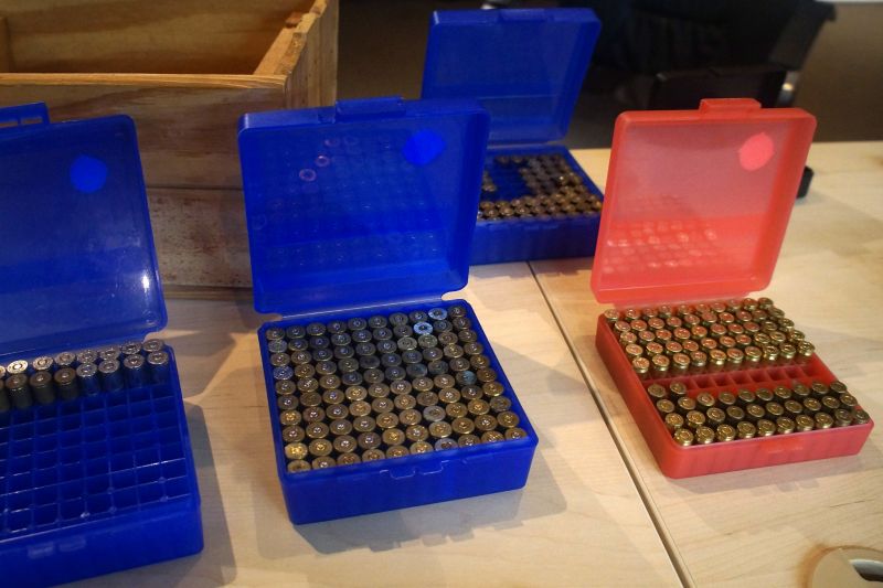 A Polícia Civil prendeu 19 agentes da Guarda Municipal de Castanhal, nordeste paraense, em cumprimento a mandados judiciais de prisão, durante a operação denominada "Modelo", deflagrada na madrugada desta terça-feira (20), em sete cidades paraenses. Todos são investigados por envolvimento em um homicídio ocorrido no ano passado, em Castanhal. Os presos foram conduzidos para a Delegacia-Geral, em Belém, onde foram apresentadas outras informações sobre a operação policial, no final da manhã, em entrevista coletiva à imprensa. Um guarda municipal de Castanhal está foragido. Entre os presos está o atual inspetor geral da GM de Castanhal.  <div class='credito_fotos'>Foto: Ascom / Policia Civil   |   <a href='/midias/2019/originais/5314_dsc00003.jpg' download><i class='fa-solid fa-download'></i> Download</a></div>