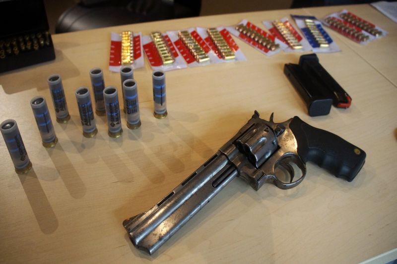 A Polícia Civil prendeu 19 agentes da Guarda Municipal de Castanhal, nordeste paraense, em cumprimento a mandados judiciais de prisão, durante a operação denominada "Modelo", deflagrada na madrugada desta terça-feira (20), em sete cidades paraenses. Todos são investigados por envolvimento em um homicídio ocorrido no ano passado, em Castanhal. Os presos foram conduzidos para a Delegacia-Geral, em Belém, onde foram apresentadas outras informações sobre a operação policial, no final da manhã, em entrevista coletiva à imprensa. Um guarda municipal de Castanhal está foragido. Entre os presos está o atual inspetor geral da GM de Castanhal.  <div class='credito_fotos'>Foto: Ascom / Policia Civil   |   <a href='/midias/2019/originais/5314_dsc00006.jpg' download><i class='fa-solid fa-download'></i> Download</a></div>