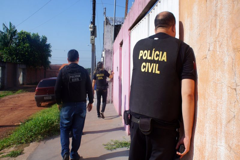 A Polícia Civil prendeu 19 agentes da Guarda Municipal de Castanhal, nordeste paraense, em cumprimento a mandados judiciais de prisão, durante a operação denominada "Modelo", deflagrada na madrugada desta terça-feira (20), em sete cidades paraenses. Todos são investigados por envolvimento em um homicídio ocorrido no ano passado, em Castanhal. Os presos foram conduzidos para a Delegacia-Geral, em Belém, onde foram apresentadas outras informações sobre a operação policial, no final da manhã, em entrevista coletiva à imprensa. Um guarda municipal de Castanhal está foragido. Entre os presos está o atual inspetor geral da GM de Castanhal.  <div class='credito_fotos'>Foto: Ascom / Policia Civil   |   <a href='/midias/2019/originais/5314_dsc09901.jpg' download><i class='fa-solid fa-download'></i> Download</a></div>