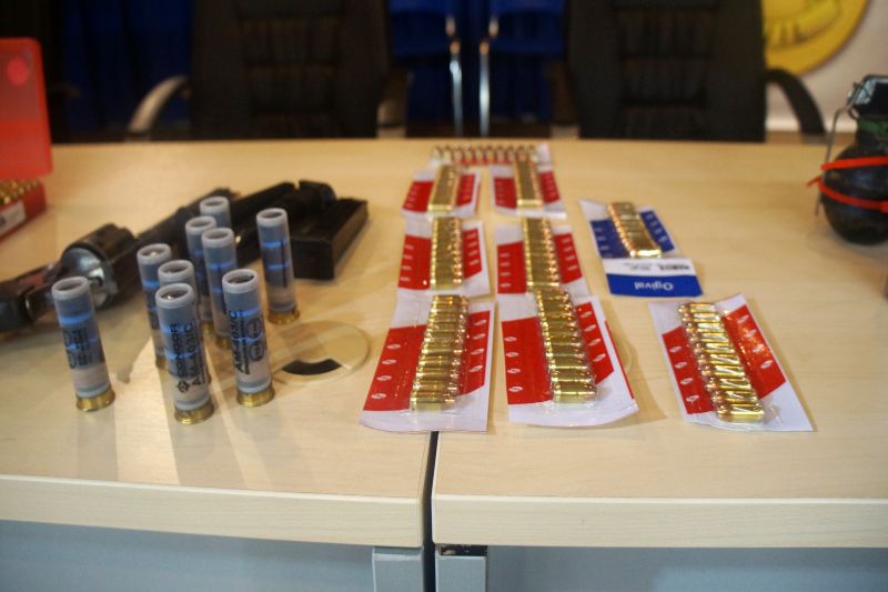 A Polícia Civil prendeu 19 agentes da Guarda Municipal de Castanhal, nordeste paraense, em cumprimento a mandados judiciais de prisão, durante a operação denominada "Modelo", deflagrada na madrugada desta terça-feira (20), em sete cidades paraenses. Todos são investigados por envolvimento em um homicídio ocorrido no ano passado, em Castanhal. Os presos foram conduzidos para a Delegacia-Geral, em Belém, onde foram apresentadas outras informações sobre a operação policial, no final da manhã, em entrevista coletiva à imprensa. Um guarda municipal de Castanhal está foragido. Entre os presos está o atual inspetor geral da GM de Castanhal.  <div class='credito_fotos'>Foto: Ascom / Policia Civil   |   <a href='/midias/2019/originais/5314_dsc09913.jpg' download><i class='fa-solid fa-download'></i> Download</a></div>