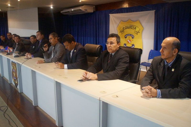 A Polícia Civil prendeu 19 agentes da Guarda Municipal de Castanhal, nordeste paraense, em cumprimento a mandados judiciais de prisão, durante a operação denominada "Modelo", deflagrada na madrugada desta terça-feira (20), em sete cidades paraenses. Todos são investigados por envolvimento em um homicídio ocorrido no ano passado, em Castanhal. Os presos foram conduzidos para a Delegacia-Geral, em Belém, onde foram apresentadas outras informações sobre a operação policial, no final da manhã, em entrevista coletiva à imprensa. Um guarda municipal de Castanhal está foragido. Entre os presos está o atual inspetor geral da GM de Castanhal.  <div class='credito_fotos'>Foto: Ascom / Policia Civil   |   <a href='/midias/2019/originais/5314_dsc09958.jpg' download><i class='fa-solid fa-download'></i> Download</a></div>