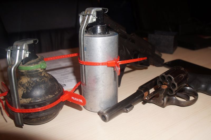 A Polícia Civil prendeu 19 agentes da Guarda Municipal de Castanhal, nordeste paraense, em cumprimento a mandados judiciais de prisão, durante a operação denominada "Modelo", deflagrada na madrugada desta terça-feira (20), em sete cidades paraenses. Todos são investigados por envolvimento em um homicídio ocorrido no ano passado, em Castanhal. Os presos foram conduzidos para a Delegacia-Geral, em Belém, onde foram apresentadas outras informações sobre a operação policial, no final da manhã, em entrevista coletiva à imprensa. Um guarda municipal de Castanhal está foragido. Entre os presos está o atual inspetor geral da GM de Castanhal.  <div class='credito_fotos'>Foto: Ascom / Policia Civil   |   <a href='/midias/2019/originais/5314_dsc09999.jpg' download><i class='fa-solid fa-download'></i> Download</a></div>