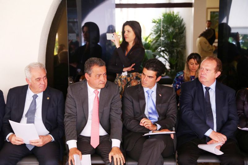 Em Brasília (DF) nesta terça-feira (20), para mais uma reunião da Frente Parlamentar Norte, Nordeste e Centro Oeste de senadores e governadores, o governador Helder Barbalho confirmou que o Senado Federal apresentará uma emenda constitucional, em regime de urgência, para a extinção da Lei Kandir de desoneração de exportações. A Casa quer ainda que o novo Pacto Federativo seja aprovado nos próximos 60, 65 dias, junto com o texto final da nova Previdência. O presidente Davi Alcolumbre, à frente da audiência, confirmou emenda paralela para a inclusão de estados e municípios na reforma previdenciária.  <div class='credito_fotos'>Foto: Jailson Sam / Divulgação   |   <a href='/midias/2019/originais/5316_23616.jpg' download><i class='fa-solid fa-download'></i> Download</a></div>