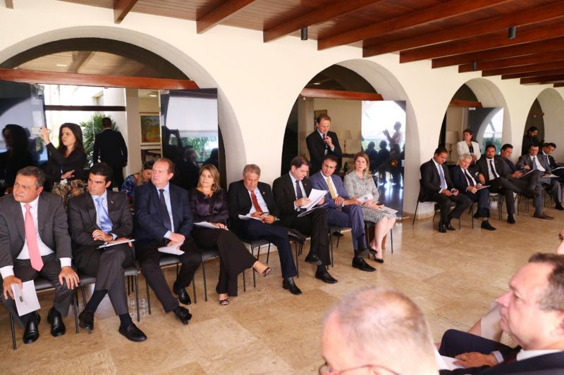 Em Brasília (DF) nesta terça-feira (20), para mais uma reunião da Frente Parlamentar Norte, Nordeste e Centro Oeste de senadores e governadores, o governador Helder Barbalho confirmou que o Senado Federal apresentará uma emenda constitucional, em regime de urgência, para a extinção da Lei Kandir de desoneração de exportações. A Casa quer ainda que o novo Pacto Federativo seja aprovado nos próximos 60, 65 dias, junto com o texto final da nova Previdência. O presidente Davi Alcolumbre, à frente da audiência, confirmou emenda paralela para a inclusão de estados e municípios na reforma previdenciária.  <div class='credito_fotos'>Foto: Jailson Sam / Divulgação   |   <a href='/midias/2019/originais/5316_32303.jpg' download><i class='fa-solid fa-download'></i> Download</a></div>