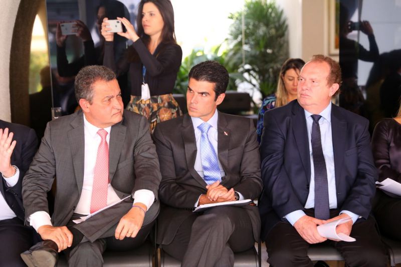 Em Brasília (DF) nesta terça-feira (20), para mais uma reunião da Frente Parlamentar Norte, Nordeste e Centro Oeste de senadores e governadores, o governador Helder Barbalho confirmou que o Senado Federal apresentará uma emenda constitucional, em regime de urgência, para a extinção da Lei Kandir de desoneração de exportações. A Casa quer ainda que o novo Pacto Federativo seja aprovado nos próximos 60, 65 dias, junto com o texto final da nova Previdência. O presidente Davi Alcolumbre, à frente da audiência, confirmou emenda paralela para a inclusão de estados e municípios na reforma previdenciária.  <div class='credito_fotos'>Foto: Jailson Sam / Divulgação   |   <a href='/midias/2019/originais/5316_33246.jpg' download><i class='fa-solid fa-download'></i> Download</a></div>