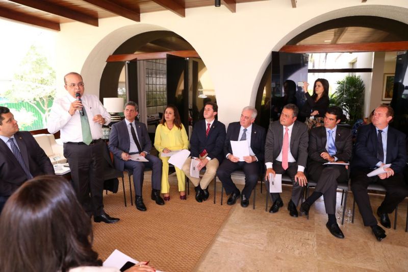 Em Brasília (DF) nesta terça-feira (20), para mais uma reunião da Frente Parlamentar Norte, Nordeste e Centro Oeste de senadores e governadores, o governador Helder Barbalho confirmou que o Senado Federal apresentará uma emenda constitucional, em regime de urgência, para a extinção da Lei Kandir de desoneração de exportações. A Casa quer ainda que o novo Pacto Federativo seja aprovado nos próximos 60, 65 dias, junto com o texto final da nova Previdência. O presidente Davi Alcolumbre, à frente da audiência, confirmou emenda paralela para a inclusão de estados e municípios na reforma previdenciária.  <div class='credito_fotos'>Foto: Jailson Sam / Divulgação   |   <a href='/midias/2019/originais/5316_47708.jpg' download><i class='fa-solid fa-download'></i> Download</a></div>