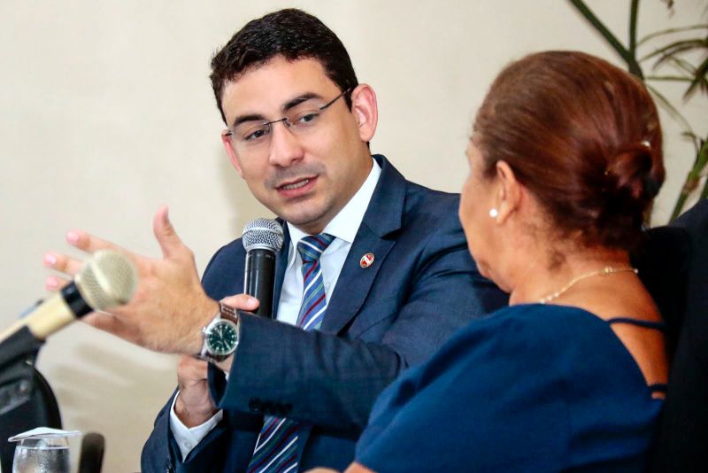 Facilitar o acesso do cidadão aos serviços prestados pelo Governo do Pará. Essa é a principal função da Ouvidoria-Geral do Estado (OGE), cujo trabalho nestes últimos oito meses foi exposto pelo ouvidor-geral Arthur Houat, na tarde desta terça-feira (20), durante palestra na Escola Judicial do Poder Judiciário do Estado do Pará, em Belém. <div class='credito_fotos'>Foto: Ricardo Amanajás / Ag. Pará   |   <a href='/midias/2019/originais/5318__asl6792.jpg' download><i class='fa-solid fa-download'></i> Download</a></div>