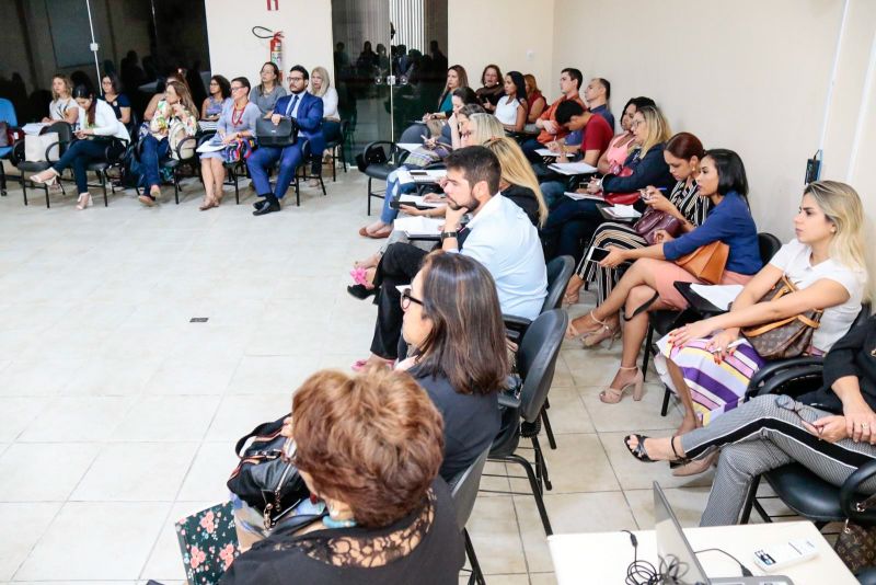 Facilitar o acesso do cidadão aos serviços prestados pelo Governo do Pará. Essa é a principal função da Ouvidoria-Geral do Estado (OGE), cujo trabalho nestes últimos oito meses foi exposto pelo ouvidor-geral Arthur Houat, na tarde desta terça-feira (20), durante palestra na Escola Judicial do Poder Judiciário do Estado do Pará, em Belém. <div class='credito_fotos'>Foto: Ricardo Amanajás / Ag. Pará   |   <a href='/midias/2019/originais/5318__asl6801.jpg' download><i class='fa-solid fa-download'></i> Download</a></div>