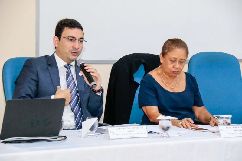 Facilitar o acesso do cidadão aos serviços prestados pelo Governo do Pará. Essa é a principal função da Ouvidoria-Geral do Estado (OGE), cujo trabalho nestes últimos oito meses foi exposto pelo ouvidor-geral Arthur Houat, na tarde desta terça-feira (20), durante palestra na Escola Judicial do Poder Judiciário do Estado do Pará, em Belém. <div class='credito_fotos'>Foto: Ricardo Amanajás / Ag. Pará   |   <a href='/midias/2019/originais/5318__asl6808.jpg' download><i class='fa-solid fa-download'></i> Download</a></div>