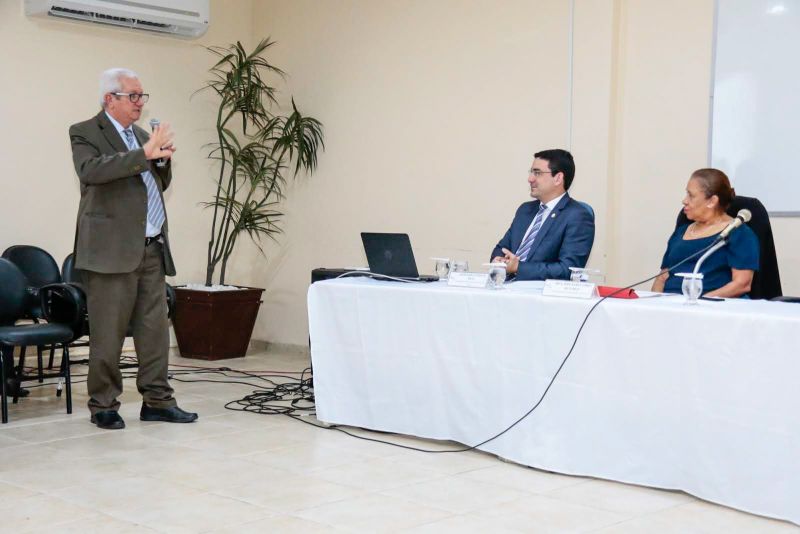 Facilitar o acesso do cidadão aos serviços prestados pelo Governo do Pará. Essa é a principal função da Ouvidoria-Geral do Estado (OGE), cujo trabalho nestes últimos oito meses foi exposto pelo ouvidor-geral Arthur Houat, na tarde desta terça-feira (20), durante palestra na Escola Judicial do Poder Judiciário do Estado do Pará, em Belém. <div class='credito_fotos'>Foto: Ricardo Amanajás / Ag. Pará   |   <a href='/midias/2019/originais/5318__asl6819.jpg' download><i class='fa-solid fa-download'></i> Download</a></div>