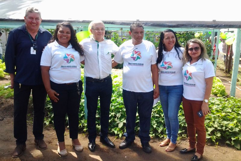 Estudantes do ensino fundamental da Escola Municipal Eduardo Angelin, da comunidade São Lourenço, no município de Acará, região nordeste do Estado, participaram da primeira colheita das hortaliças e verduras plantadas por eles, no início de maio, por meio do Projeto Horta Escolar – Merenda Escolar com Sabor de Saber Fazer. <div class='credito_fotos'>Foto: ASCOM / EMATER   |   <a href='/midias/2019/originais/5319_horta5.jpg' download><i class='fa-solid fa-download'></i> Download</a></div>