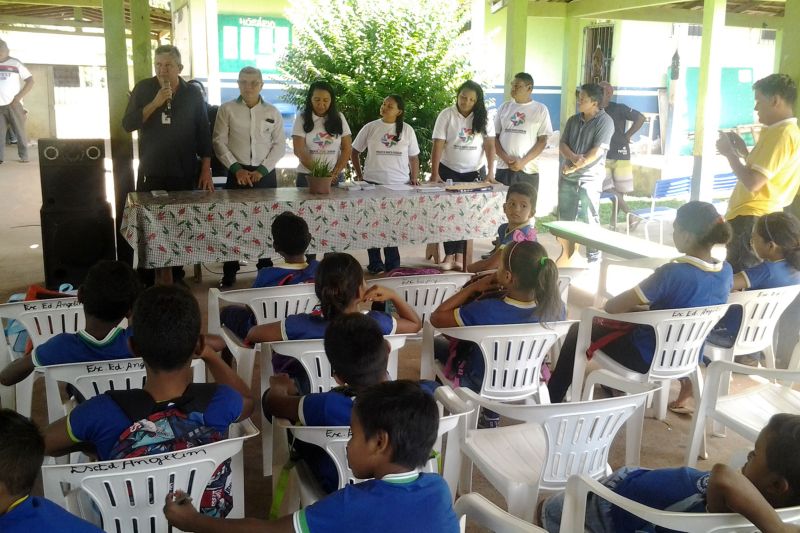 Estudantes do ensino fundamental da Escola Municipal Eduardo Angelin, da comunidade São Lourenço, no município de Acará, região nordeste do Estado, participaram da primeira colheita das hortaliças e verduras plantadas por eles, no início de maio, por meio do Projeto Horta Escolar – Merenda Escolar com Sabor de Saber Fazer. <div class='credito_fotos'>Foto: ASCOM / EMATER   |   <a href='/midias/2019/originais/5319_horta6.jpg' download><i class='fa-solid fa-download'></i> Download</a></div>