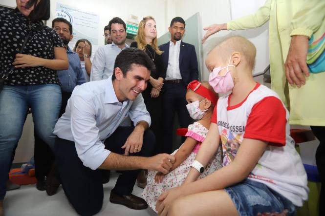 O governador do Estado, Helder Barbalho, e a primeira-dama, Daniela Barbalho, visitaram, no início da tarde desta quinta-feira (21), em Santarém, no oeste do Estado, o Hospital Regional do Baixo Amazonas, onde inauguraram, junto com o secretário de Estado de Saúde Pública, Alberto Beltrame, a primeira classe hospitalar da casa de saúde, que passa, a partir de agora, a atender os pacientes em idade escolar internados para tratamento. A visita foi acompanhada pelo secretário Regional de Governo do Baixo Amazonas, Henderson Pinto, e deputados estaduais.
FOTO: MARCO SANTOS / AGÊNCIA PARÁ
DATA: 21.03.2019
SANTARÉM - PA <div class='credito_fotos'>Foto: Marco Santos / Ag. Pará | <a href='/midias/2019/originais/532b710f-42ae-414c-94fc-ed1396f42a0c.jpg' download><i class='fa-solid fa-download'></i> Download</a></div>