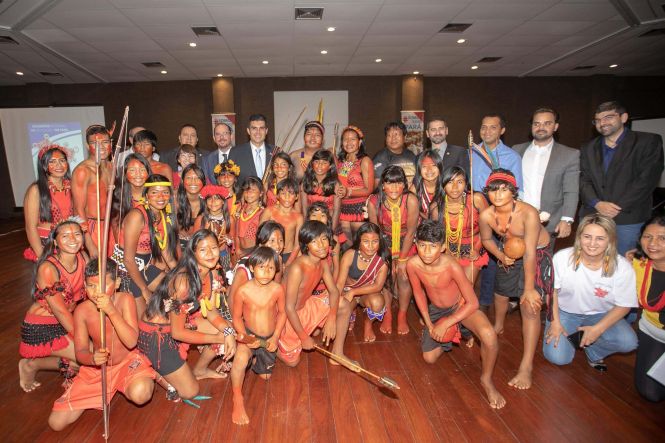 Durante dois dias, a cidade de Marabá, no Sudeste do Estado, esteve, mais uma vez, em destaque. A cidade sediou o I Encontro Regional de Educação e entregou a população 100 policiais militares, que a partir de hoje reforçarão a segurança do Estado. Nesta sexta-feira (03), no Centro de Convenções, ocorreu o encerramento do encontro e a solenidade de formatura dos novos soldados, que contou com a participação do governador do Estado, Helder Barbalho.

FOTO: MARCO SANTOS / AGÊNCIA PARÁ
DATA: 03.05.2019
BELÉM - PARÁ



 <div class='credito_fotos'>Foto: Marco Santos / Ag. Pará   |   <a href='/midias/2019/originais/532c9ed9-e757-4c3e-b3c7-c5823f709b0c.jpg' download><i class='fa-solid fa-download'></i> Download</a></div>