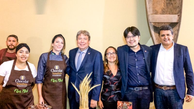 O VI Festival Internacional do Chocolate e Cacau da Amazônia e Flor Pará 2019, promovidos pela Secretaria de Desenvolvimento Agropecuário e da Pesca (Sedap) e Secretaria de Estado e Desenvolvimento Econômico, Mineração e Energia (Sedeme) com o apoio de parceiros, foi lançado oficialmente na noite da quinta-feira (22), durante cerimônia no Espaço São José Liberto, no bairro do Jurunas, em Belém.  <div class='credito_fotos'>Foto: ASCOM / SEDAP   |   <a href='/midias/2019/originais/5331_10.jpg' download><i class='fa-solid fa-download'></i> Download</a></div>